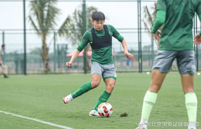 报道称，邓弗里斯在对阵那不勒斯的比赛中左大腿屈肌受伤，目前他正在康复，并且已经回到训练场进行个人训练。